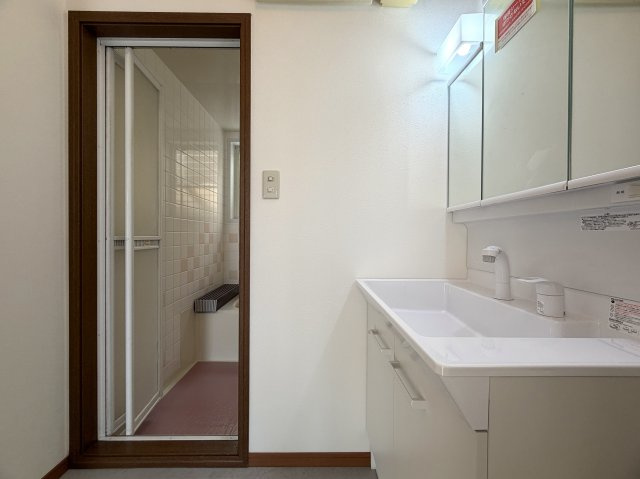 眺望感ある２階からの眺めは、ホッとする。田舎出身だから？空が見たくなる？それが理由でもいいじゃない！何と言ってもこの立地でこの価格なら十分っしょ！！な、『保土ケ谷区仏向西』リフォーム戸建の独立洗面台|独立洗面化粧台が付いています