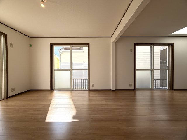 眺望感ある２階からの眺めは、ホッとする。田舎出身だから？空が見たくなる？それが理由でもいいじゃない！何と言ってもこの立地でこの価格なら十分っしょ！！な、『保土ケ谷区仏向西』リフォーム戸建の居間・リビング|ゆったりとした居間です