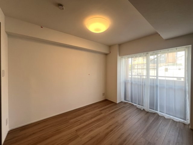 幹線道路沿いって音が気になるって思ってない？いいえ、違うんです。どんな音も聞き逃しません！な【リノベ／エスペランサ中山】の洋室|広々とした洋室です