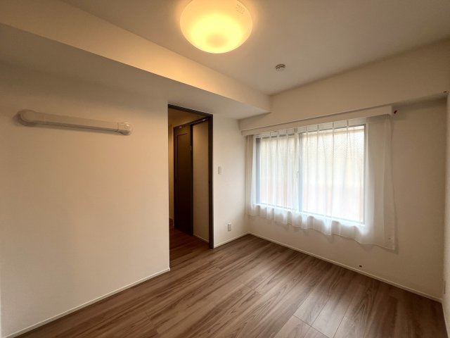 幹線道路沿いって音が気になるって思ってない？いいえ、違うんです。どんな音も聞き逃しません！な【リノベ／エスペランサ中山】の洋室|スタンダードな洋室です