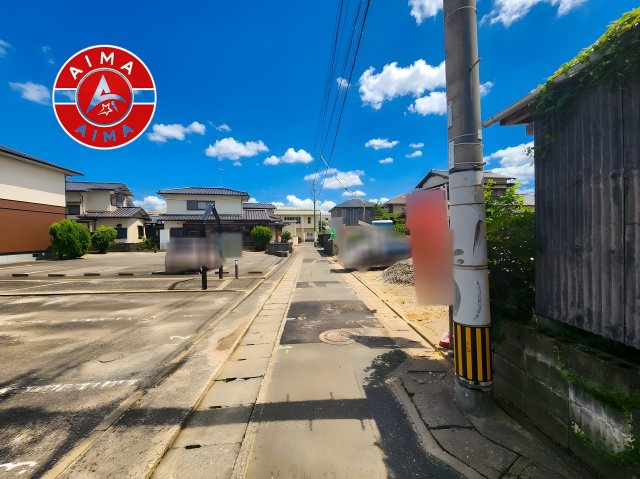 福岡市東区塩浜1丁目第6-3棟(2号棟)の前面道路含む現地写真|前面道路は閑静な住宅地をはしる車通りの少ない道路。お車の出し入れが苦手なママや小さなお子様にも安心ですね。しっかり舗装もされているので、ベビーカーや自転車で通っても快適に通行できます。
