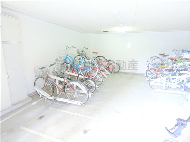 ソアブール池上のその他共用部分|屋根付きラック式の駐輪場　空き状況等詳細はお問合せください。
