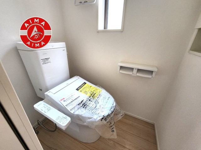 福岡市東区塩浜1丁目第6-3棟(3号棟)の内観：施工例|トイレ・ウォシュレット付。快適で衛生的な洗浄機能付温水シャワートイレです。収納や手すりもついてます。