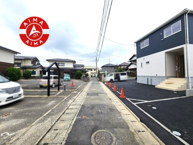 福岡市東区塩浜1丁目第6-3棟(3号棟)の前面道路含む現地写真|前面道路は閑静な住宅地をはしる車通りの少ない道路。お車の出し入れが苦手なママや小さなお子様にも安心ですね。しっかり舗装もされているので、ベビーカーや自転車で通っても快適に通行できます。
