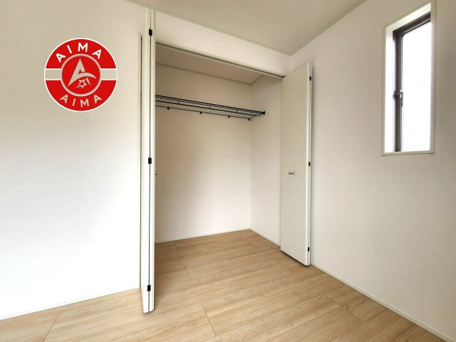 福岡市東区塩浜1丁目第6-3棟(3号棟)の内観：施工例|壁面クローゼットのメリットは、衣類が横一列に並ぶためひと目で洋服が選びやすいこと。衣類をたくさんお持ちの方も、限られたスペース内に無理なく収納することができます。