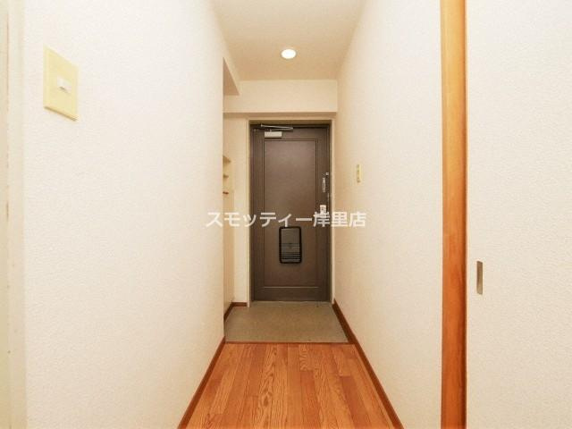 クレセントマンションの玄関
