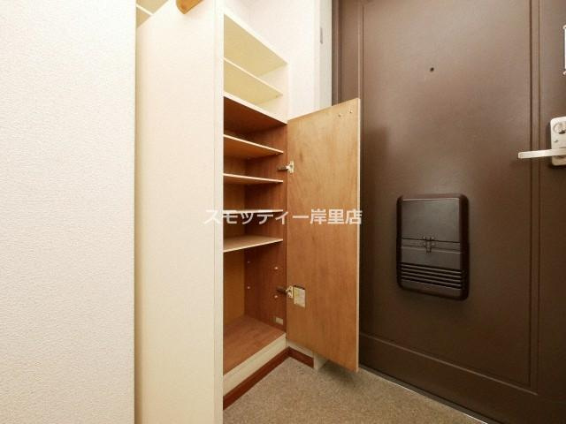 クレセントマンションの玄関