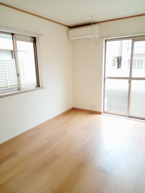 メゾンスズエンの居間・リビング|★明るいフローリング調の角部屋です★