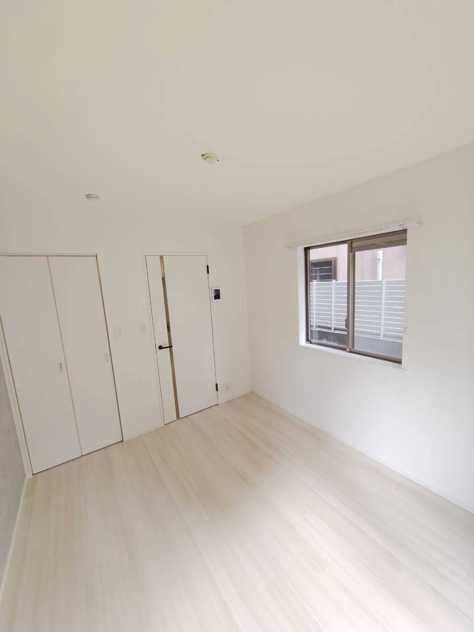 メゾンスズエンの居間・リビング|★明るいフローリング調の角部屋です★