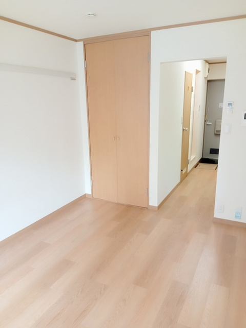 メゾンスズエンの居間・リビング|★明るいフローリング調の角部屋です★