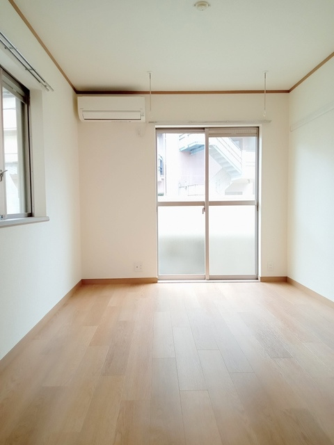メゾンスズエンの居間・リビング|★明るいフローリング調の角部屋です★