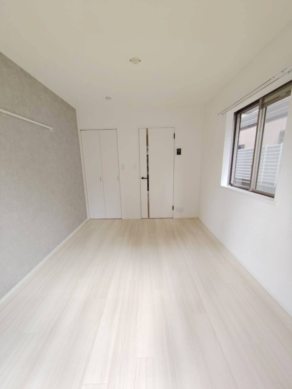 メゾンスズエンの居間・リビング|★明るいフローリング調の角部屋です★