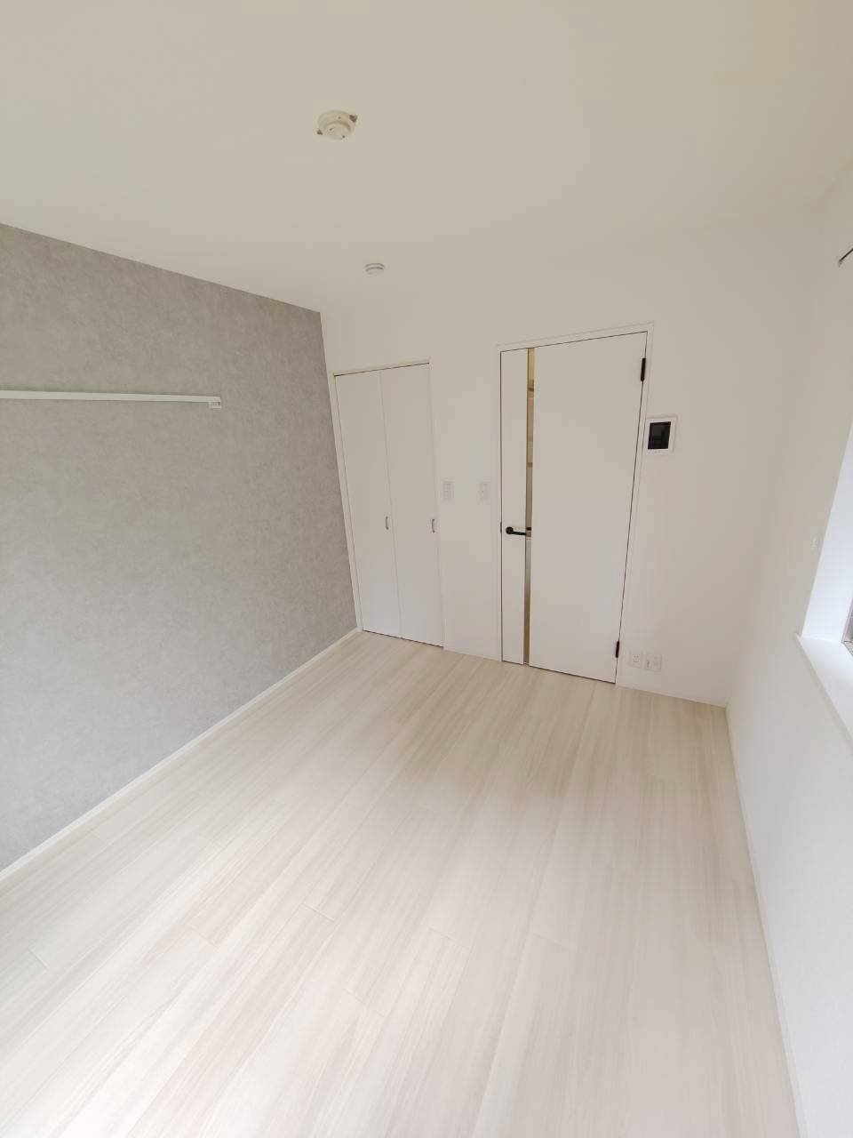 メゾンスズエンの寝室|★明るいフローリング調の角部屋です★