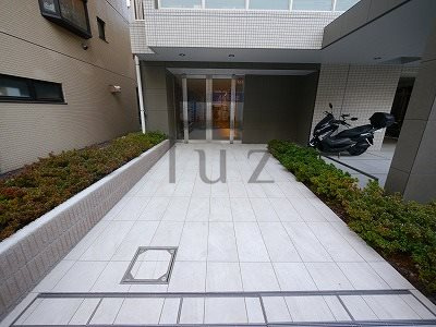 グロース横浜阪東橋のエントランス
