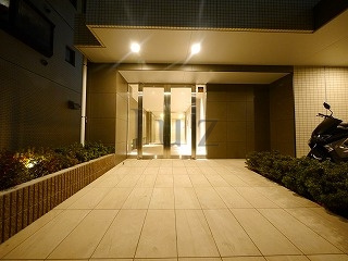 グロース横浜阪東橋のエントランス
