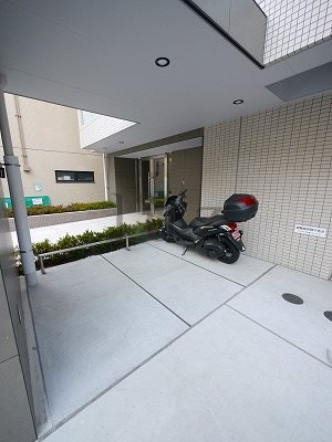 グロース横浜阪東橋のエントランス