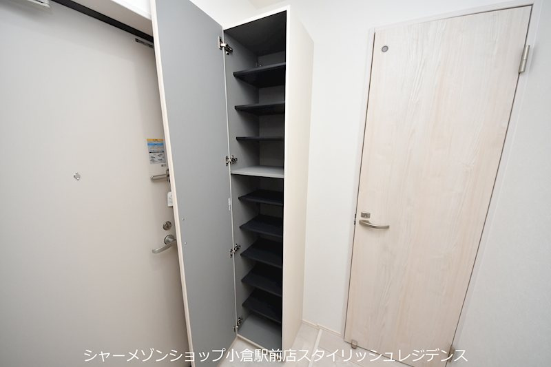 BRAVE BASE三萩野のエントランス