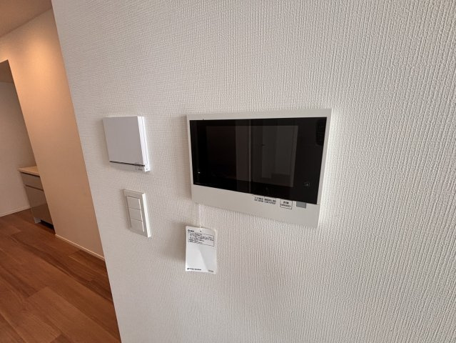 来訪者の顔を確認できるTVインターホンを完備。不審な来訪者を未然に防ぎ、防犯面でも安心です。操作も簡単で、お子様やお年寄りの留守番時にも安心してお使いいただける、暮らしの安全を守る必須設備です。