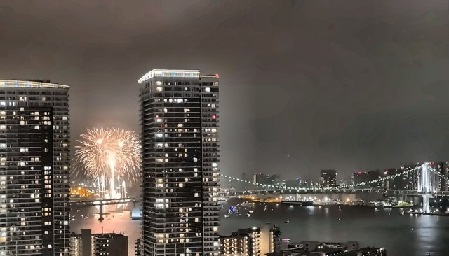 バルコニーから望む特別席。2026年5月撮影のお台場花火の様子です。都心の夜景と鮮やかな花火を独り占めする、タワーマンションならではの贅沢な時間を日常に。心躍る眺望が暮らしを彩ります。