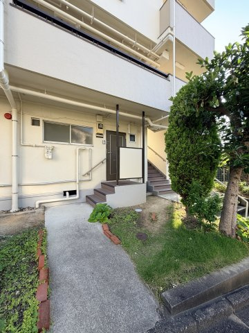 松が丘住宅9号棟のエントランス