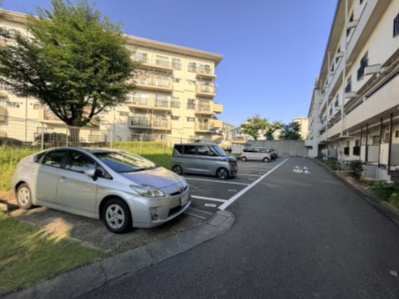 松が丘住宅9号棟の駐車場