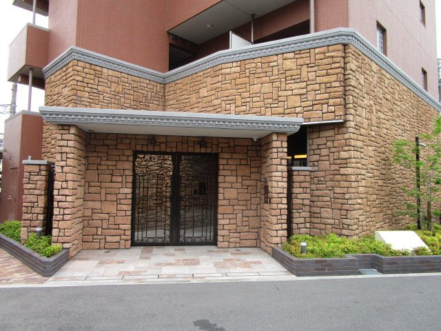大阪市淀川区十三東４丁目の賃貸マンションのエントランス