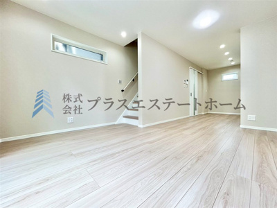 【居間・リビング】 | 長田区菅原通2丁目 | LDKは約13.5帖確保♪リビング横にバルコニーが隣接しており、大きな窓からの採光で明るい空間です♪