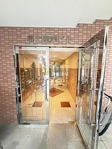富士産業ビルのエントランス