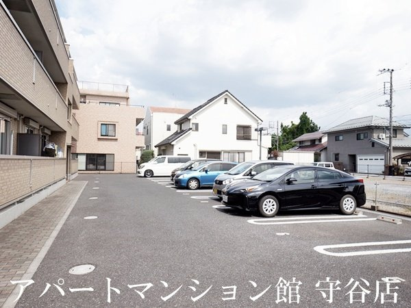 アモールの駐車場