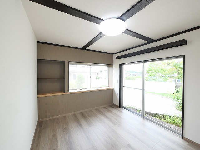奈良市朱雀6丁目戸建ての洋室|ゆったりした洋室です