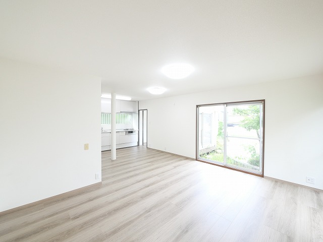奈良市朱雀6丁目戸建ての居間・リビング|こちらの居間で趣味の時間をお楽しみください