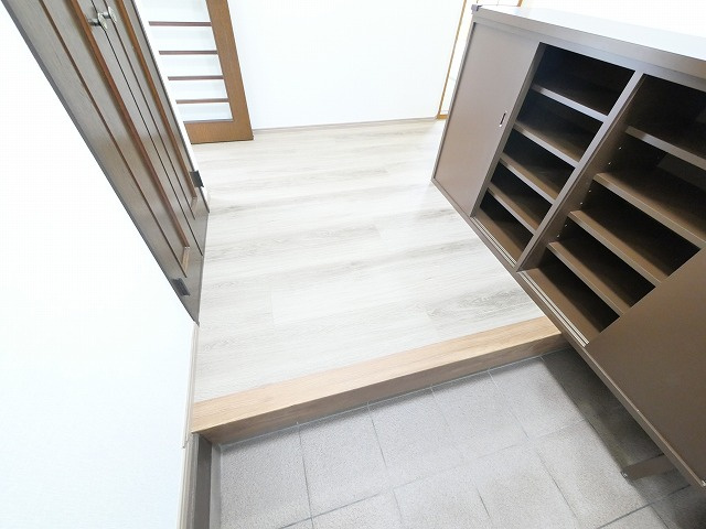 奈良市朱雀6丁目戸建ての玄関|収納もある玄関です