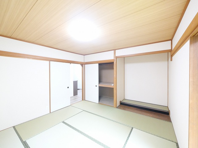 奈良市朱雀6丁目戸建ての和室|明るい和室です