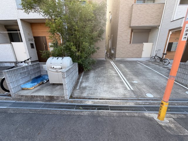 ポラリス摂津L棟の駐車場