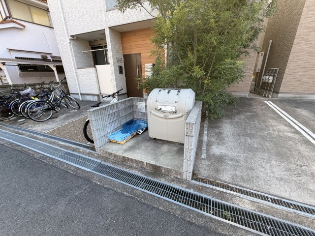 ポラリス摂津L棟の駐車場