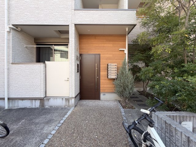 ポラリス摂津L棟のエントランス