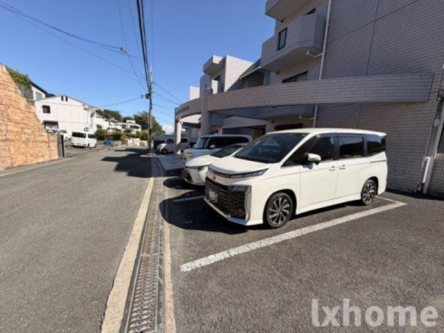 グランドール山口の駐車場