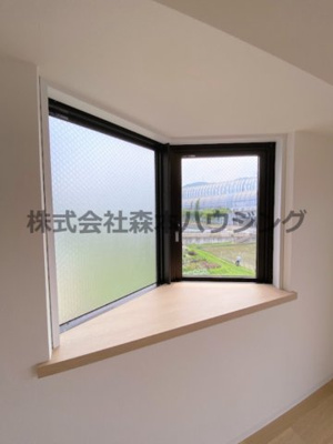 【内装】 | 　日興交野スカイマンション | 出窓が明るくしてくれます