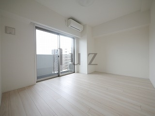 メイクスデザイン横浜阪東橋の居間・リビング|綺麗なフローリングのお部屋です！