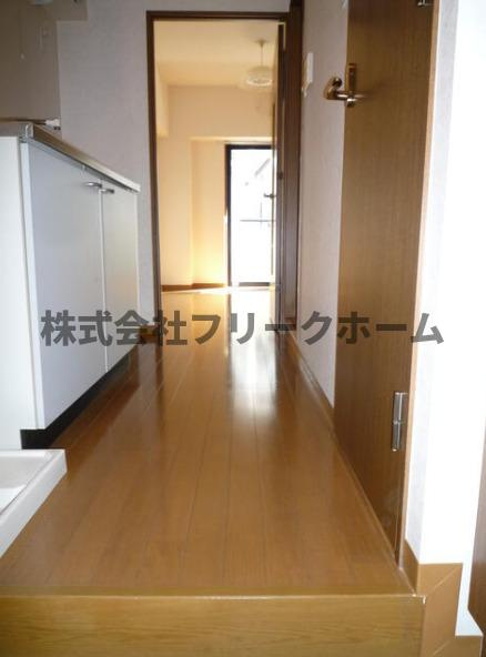 三鷹市下連雀４丁目の賃貸マンションの玄関