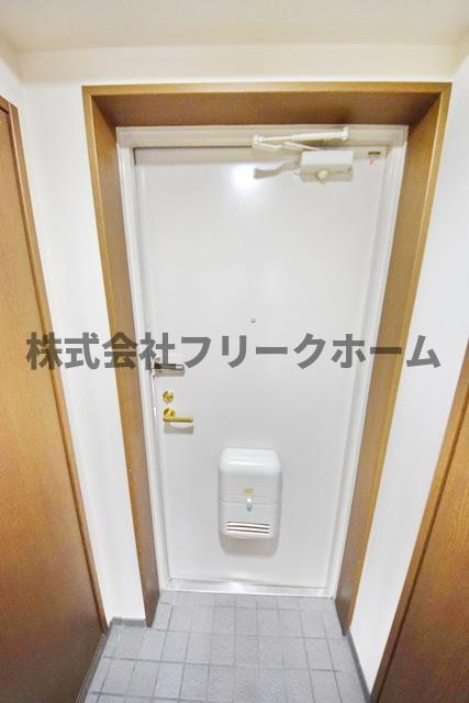 三鷹市下連雀４丁目の賃貸マンションの玄関