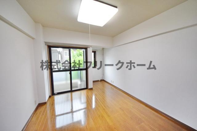 三鷹市下連雀４丁目の賃貸マンションの居間・リビング