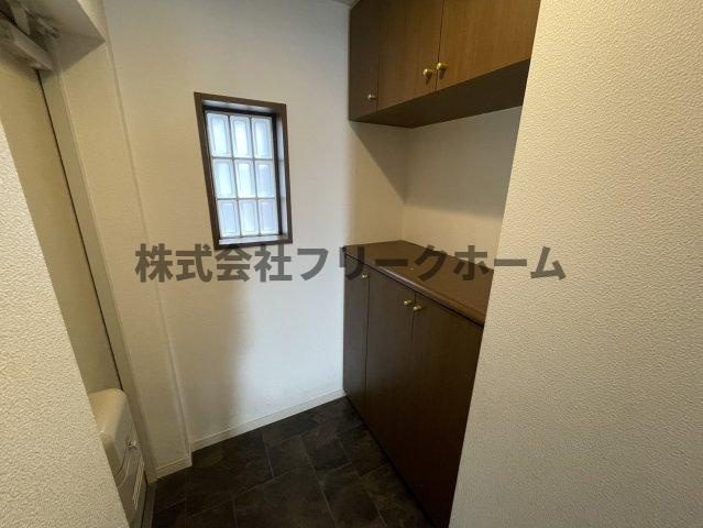三鷹市下連雀７丁目の賃貸マンションの玄関