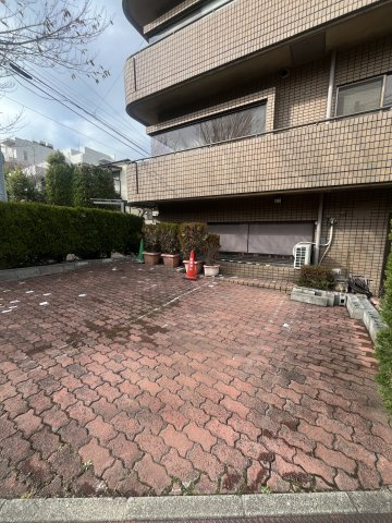 パインヒルガーデンの駐車場