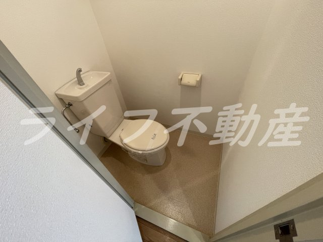 クラージュハイツのトイレ|落ち着いた色調のトイレです