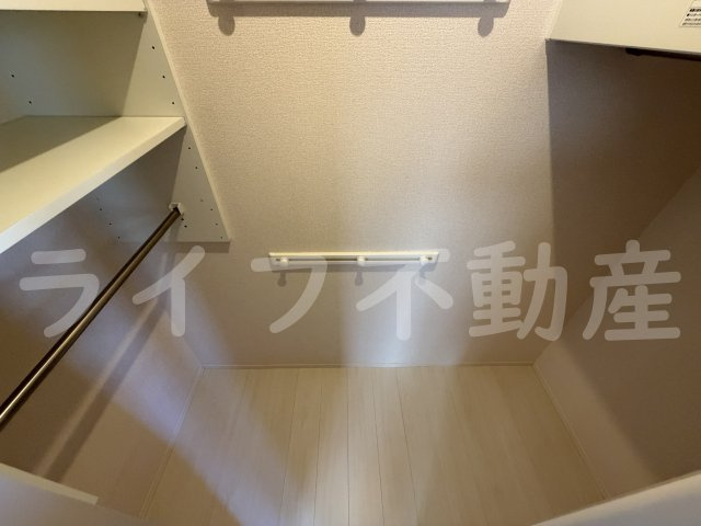 オレンジコートの収納|大きなスペースがあり、収納には困りません