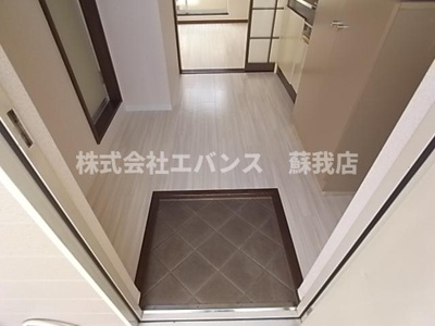 【玄関】 | コーポヨシトミ | 明るい玄関です