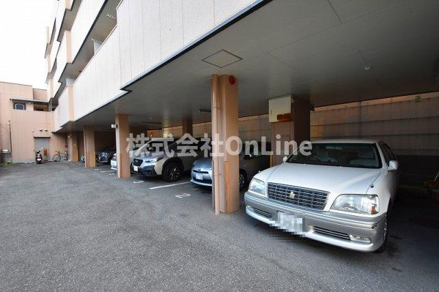 ロイヤルメゾンの駐車場