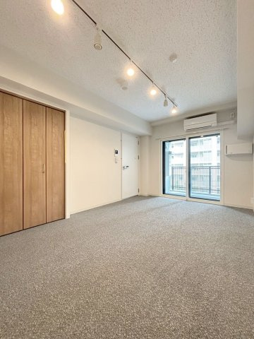 「防音マンション」343 RESIDENCE HONKOMAGOME Ⅱの居間・リビング|在宅ワークから配信まで対応できる防音空間で防音床・防音壁・防音天井を採用した本格仕様。24時間楽器演奏が可能な、音楽好きにはたまらない！（2026年9月7日撮影）