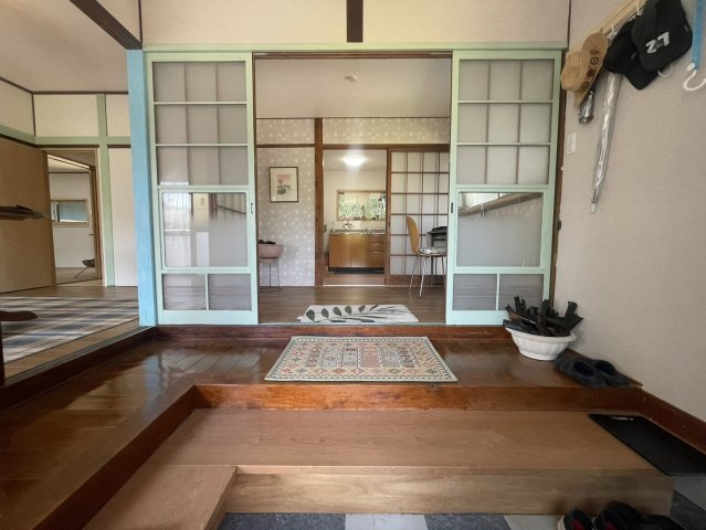 和モダンリノベの平家♪ガレージ付きで家庭菜園も可♪スマートIC近くの玄関|きれいな玄関です